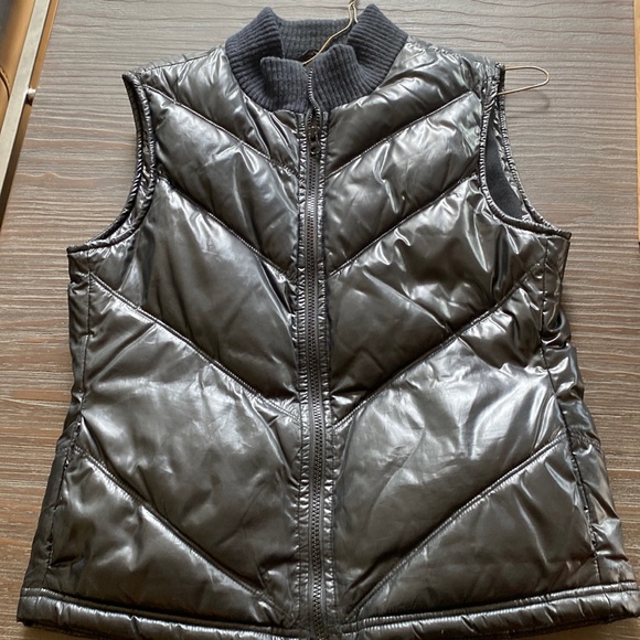 Old navy ladies polyester filled thick vest in size small. - Picture 1 of 8